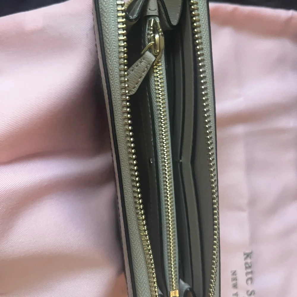 Kate Spade bag and matching wallet. Great condition! Comes with original bag. - Picture 3 of 7